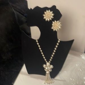 Pearl Necklace with Flower effect in Center of 21” Necklace w\clip-on earrings
